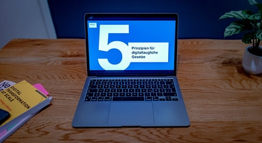 Symboldbild: Ein Laptop zeigt die fünf Prinzipien des Digitalchecks